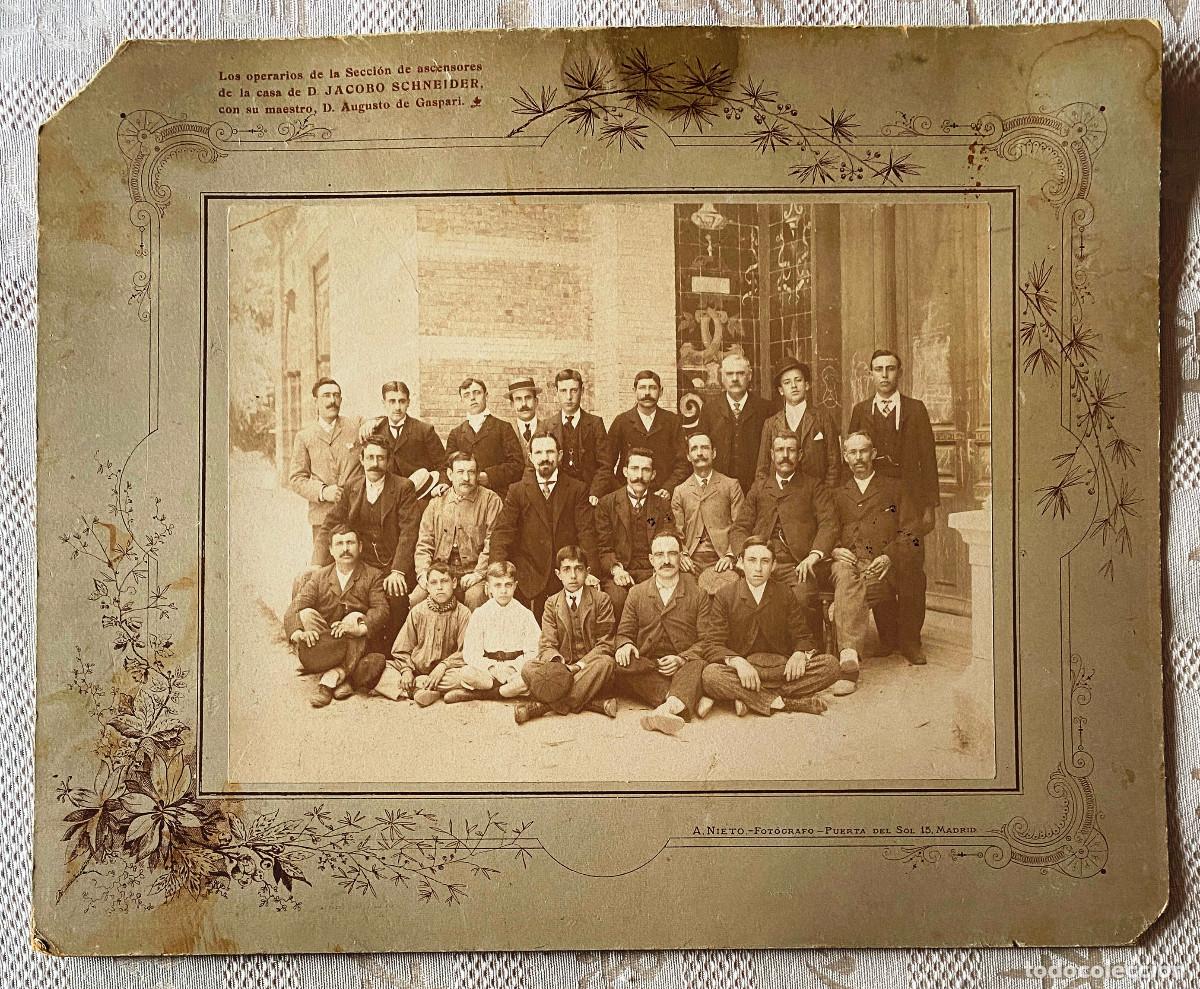 Antique Photography: FOTOGRAF&Iacute;A ALBUMINA DE OPERARIOS DE LA CASA DE ASCENSORES D. JACOBO SCHENEIDER, CON SU MAESTRO D. AU