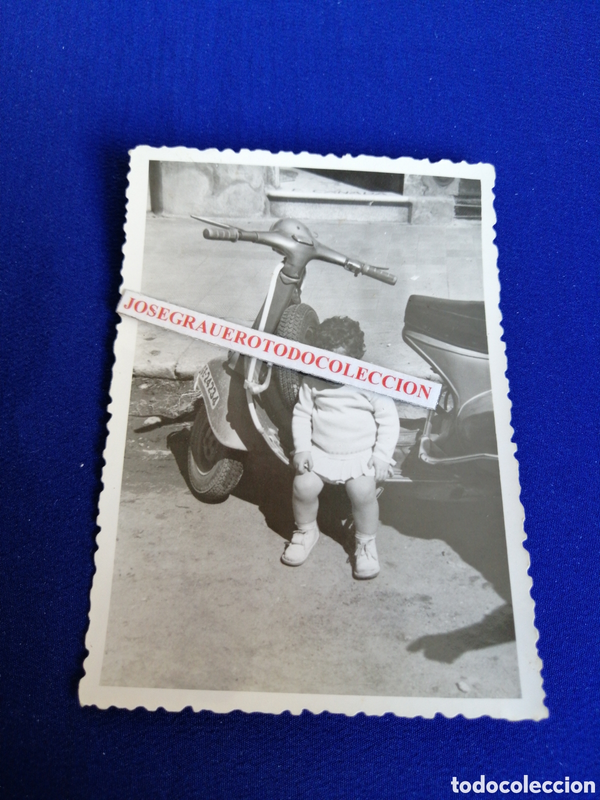 Fotograf&iacute;a antigua: VESPA CON NI&Ntilde;A MODELO POSANDO FOTOGRAF&Iacute;A ANTIGUA