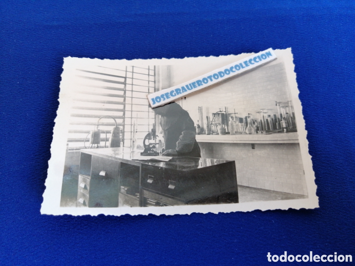 Fotografia antiga: LICOR CARMELITANO MONJE EN LABORATORIO FOTOGRAF&Iacute;A N&Uacute;MERO 7