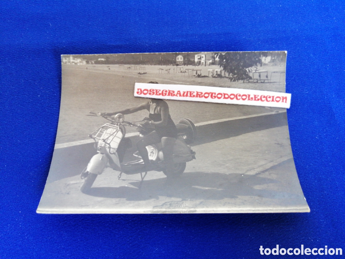 Fotograf&iacute;a antigua: VESPA CON MODELO EN LA PLAYA FOTOGRAF&Iacute;A ANTIGUA