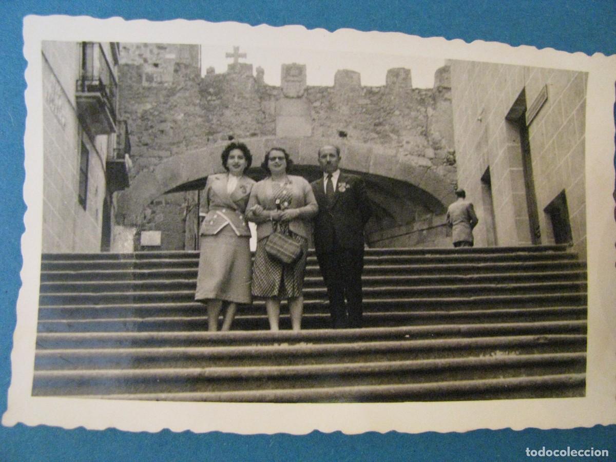 Fotografia antiga: FOTO DEL ALBUM PEREGRINACI&Oacute;N DE MARRUECOS A SANTIAGO Y FATIMA. A&Ntilde;OS 50. CIUDAD DE PIEDRA DE CACERES.