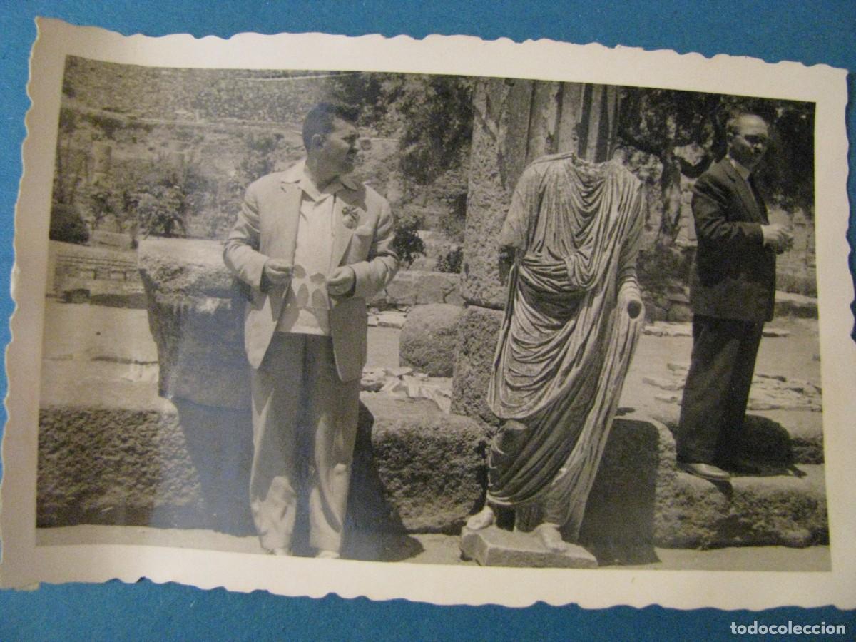 Fotografia antiga: FOTO DEL ALBUM PEREGRINACI&Oacute;N DE MARRUECOS A SANTIAGO Y FATIMA. A&Ntilde;OS 50. RUINAS ROMANAS DE MERIDA.