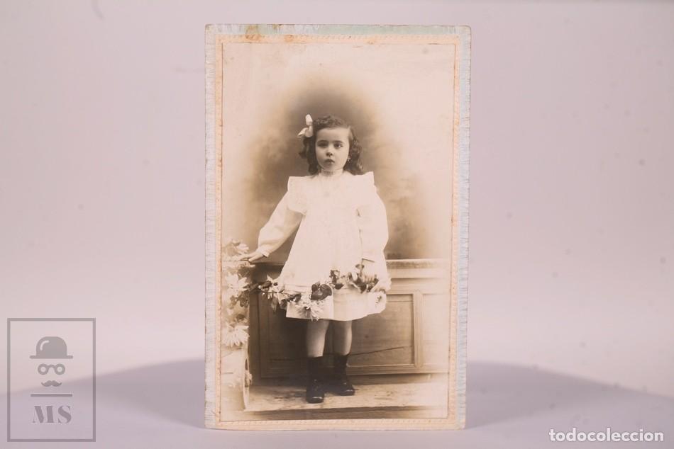 Fotograf&iacute;a antigua: Antigua Fotograf&iacute;a/ Postal de Estudio - Adela Capo - Ni&ntilde;a con Vestido de &Eacute;poca y Flores - Villar