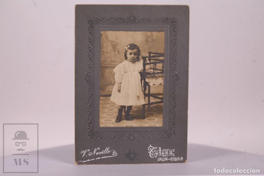 Fotograf&iacute;a antigua: Antigua Fotograf&iacute;a/ Postal de Estudio - Adela Capo - Ni&ntilde;a con Vestido de &Eacute;poca y Silla - V Novillo