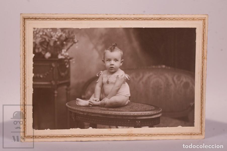 Fotograf&iacute;a antigua: Antigua Fotograf&iacute;a/ Postal de Estudio - Retrato Ni&ntilde;o/ Beb&eacute; Sobre Mesa de &Eacute;poca - Ideal