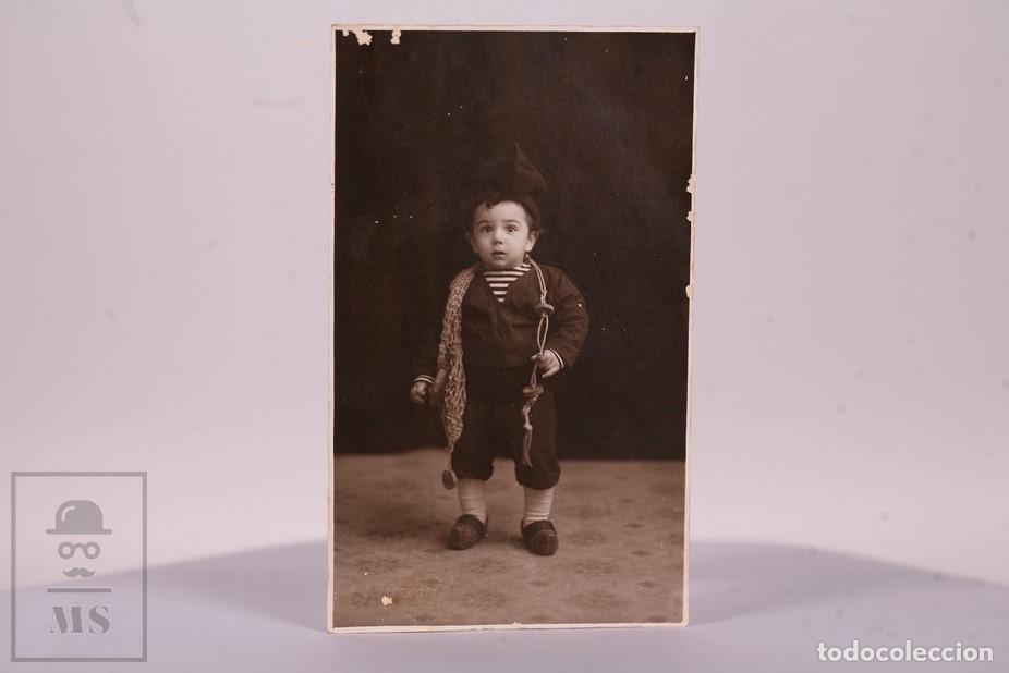 Fotograf&iacute;a antigua: Antigua Fotograf&iacute;a/ Postal de Estudio - Ni&ntilde;o Posando con Vestido de &Eacute;poca - Sello Seco - Carrera