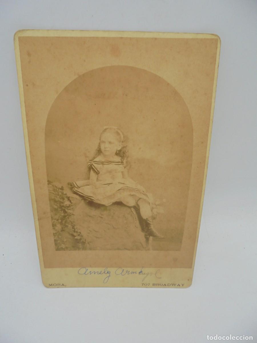 Fotografia antiga: FOTOGRAFIA ANTIGUA ALBUMINA. BROADWAY. NI&Ntilde;A SOBRE UNA ROCA. MEDIDAS: 17 X 11 CM APROX.VER FOTOS