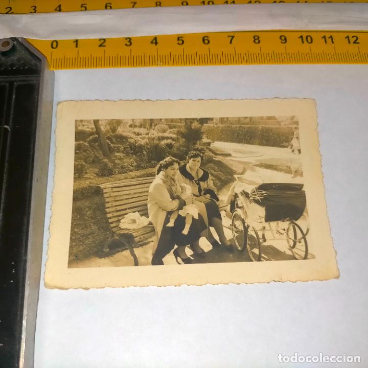 Antique Photography: antigua fotografia original, medida en foto - FOTO FAMILIAR PARQUE GENOVES CADIZ 1955