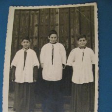 Fotografia antica: FOTO DE NIÑOS MONAGUILLOS. REPORTAJES GRÁFICOS ARNAIZ. SEVILLA. 11,5X8 CM.