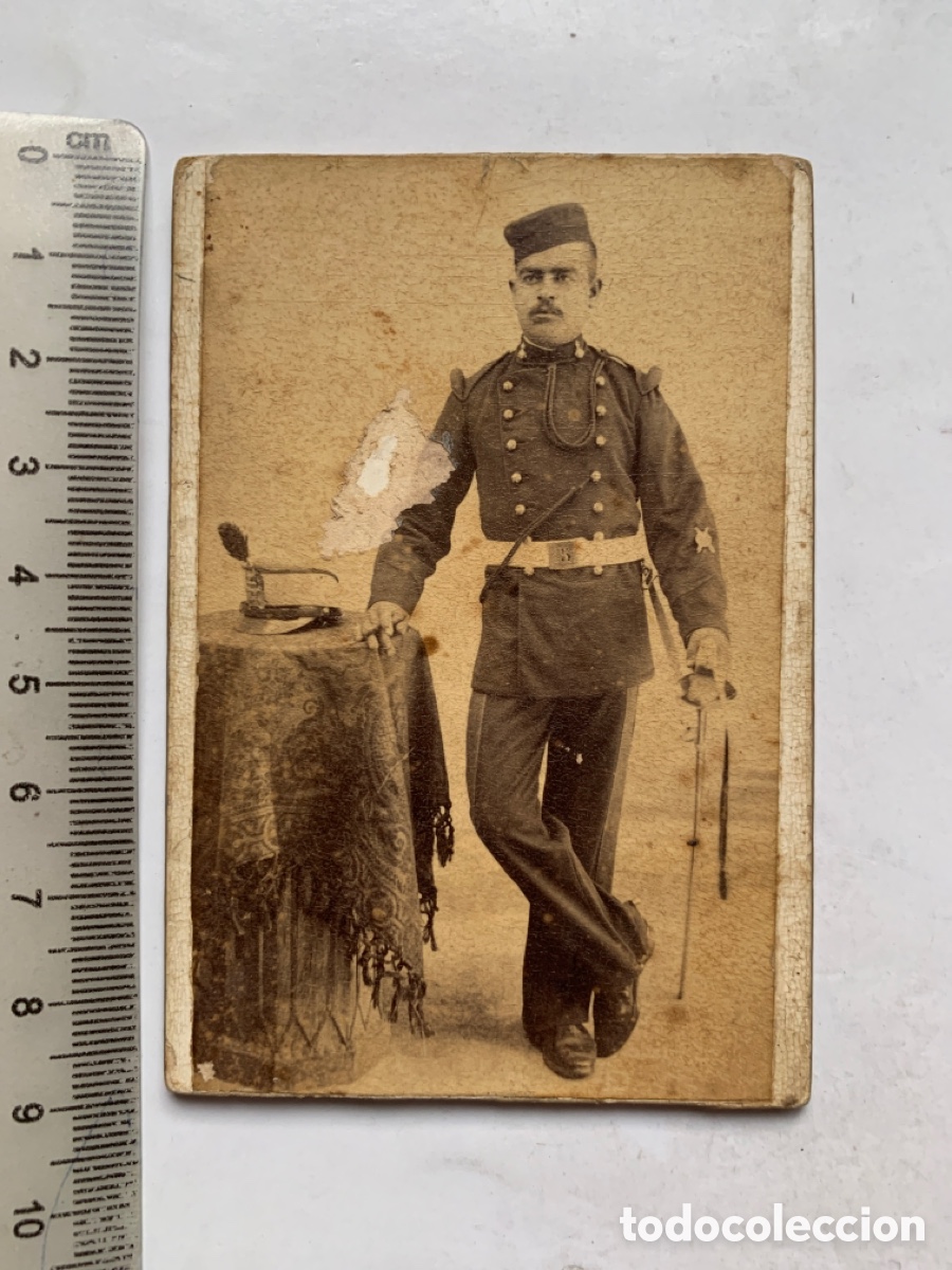 Fotograf&iacute;a antigua: FOTO ALBUMINA. SOLDADO DE LA GUARDIA REAL ESPA&Ntilde;OLA CON SABLE EN MANO. FOT&Oacute;GRAFO?.