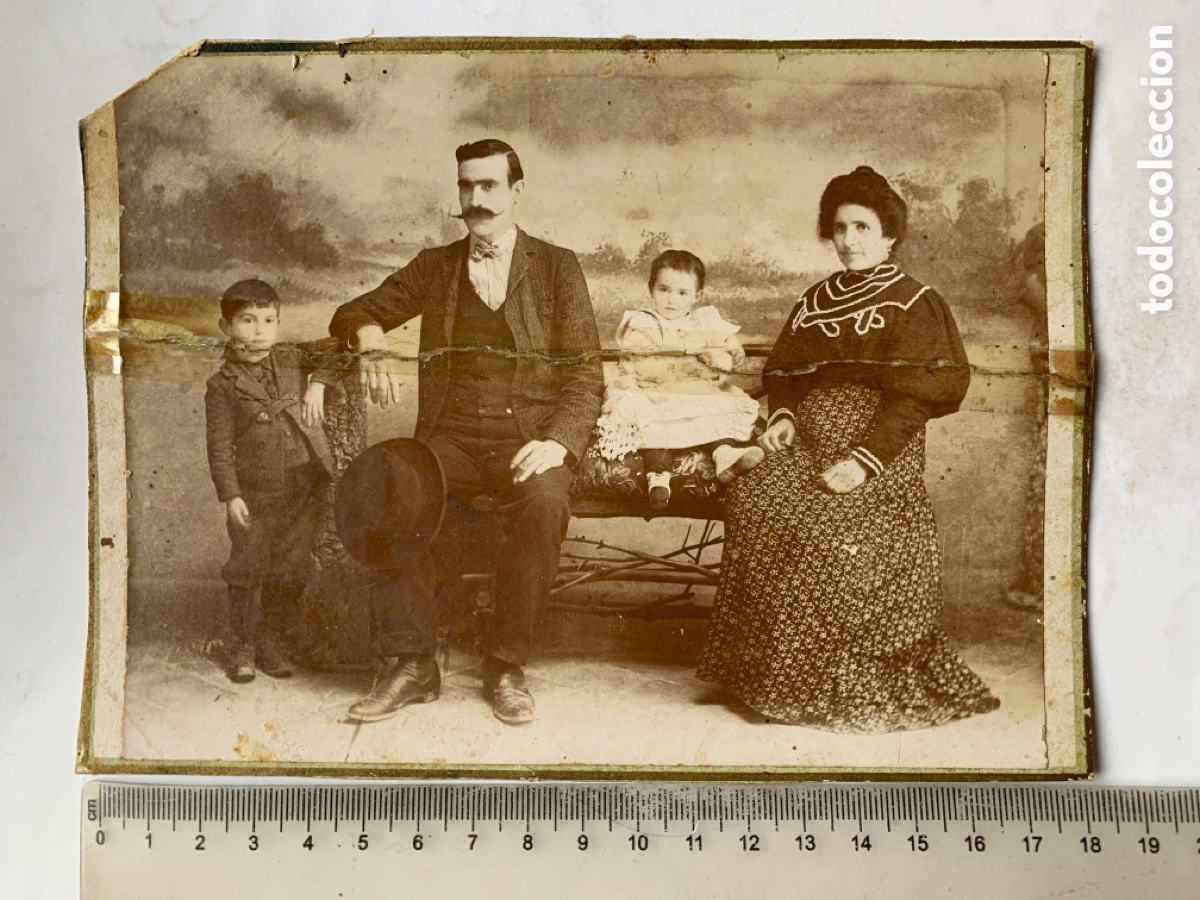 Fotograf&iacute;a antigua: FOTO ALBUMINA. JOVEN FAMILIA DE INDIANOS. CUBA, PUERTO RICO?. FOT&Oacute;GRAFO?.