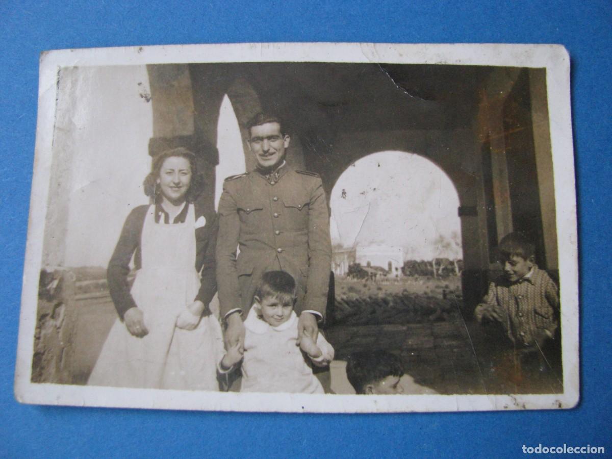 Antique Photography: FOTO DE UN MILITAR O GUARDIA CIVIL CON LA FAMILIA. 9X6 CM. NO HAY DATOS. PAPEL VELOX.