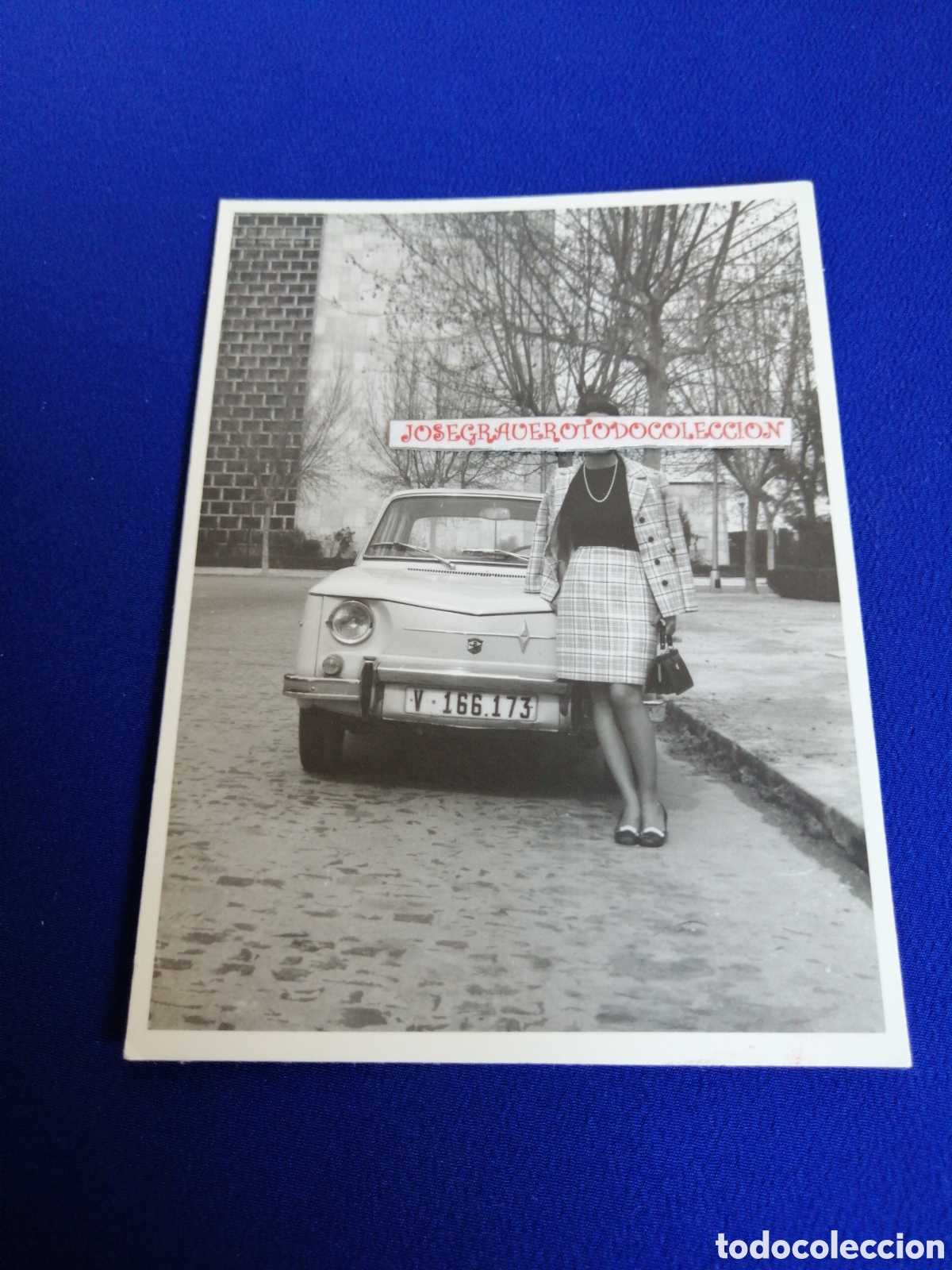 Fotografia antica: COCHE ANTIGUO CON MODELO A&Ntilde;O 1969 MATR&Iacute;CULA DE VALENCIA FOTOGRAF&Iacute;A ANTIGUA