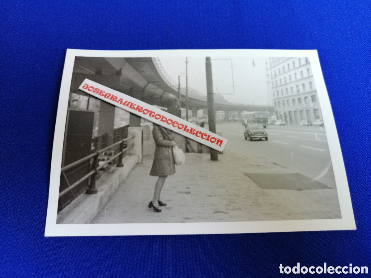 Fotograf&iacute;a antigua: COCHE ANTIGUO CON MODELO FOTOGRAF&Iacute;A ANTIGUA