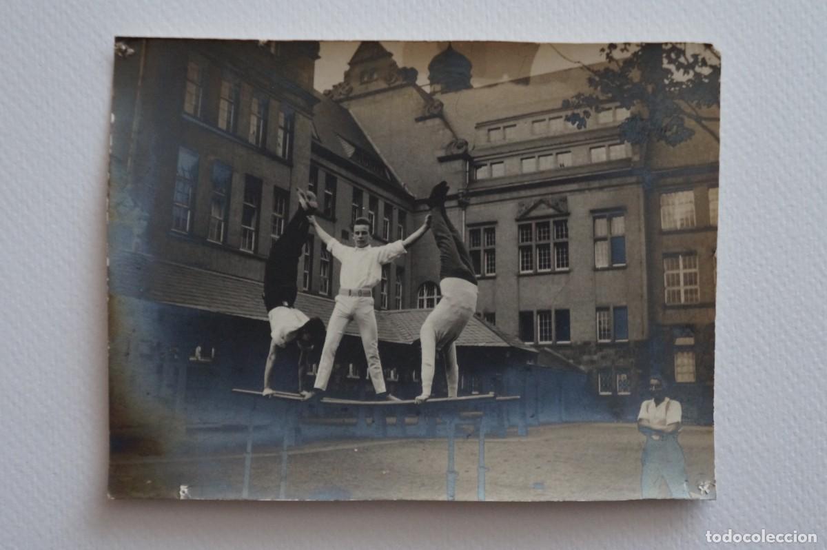 Fotografia antica: Fotograf&iacute;a antigua en blanco y negro. Gimnastas.