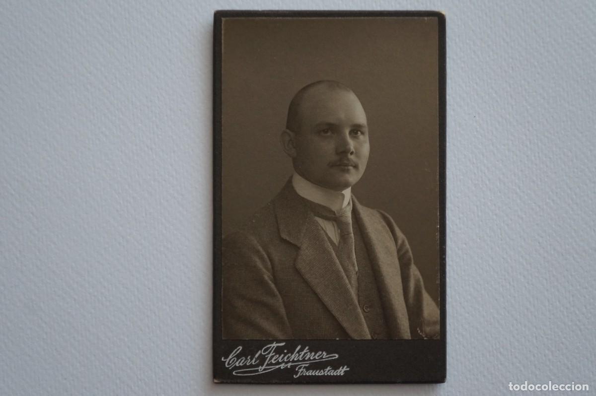 Fotografia antica: Carte de visite (tarjeta de visita). Hombre calvo con bigote. Blanco y negro.