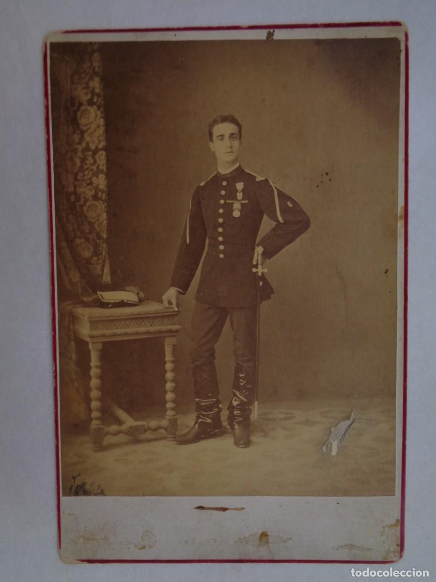 Fotograf&iacute;a antigua: GUERRA CARLISTA : FOTO ESTUDIO MILITAR CON BOTAS DE MONTAR Y CONDECORADO, SIGLO XIX. ALCALA HENARES