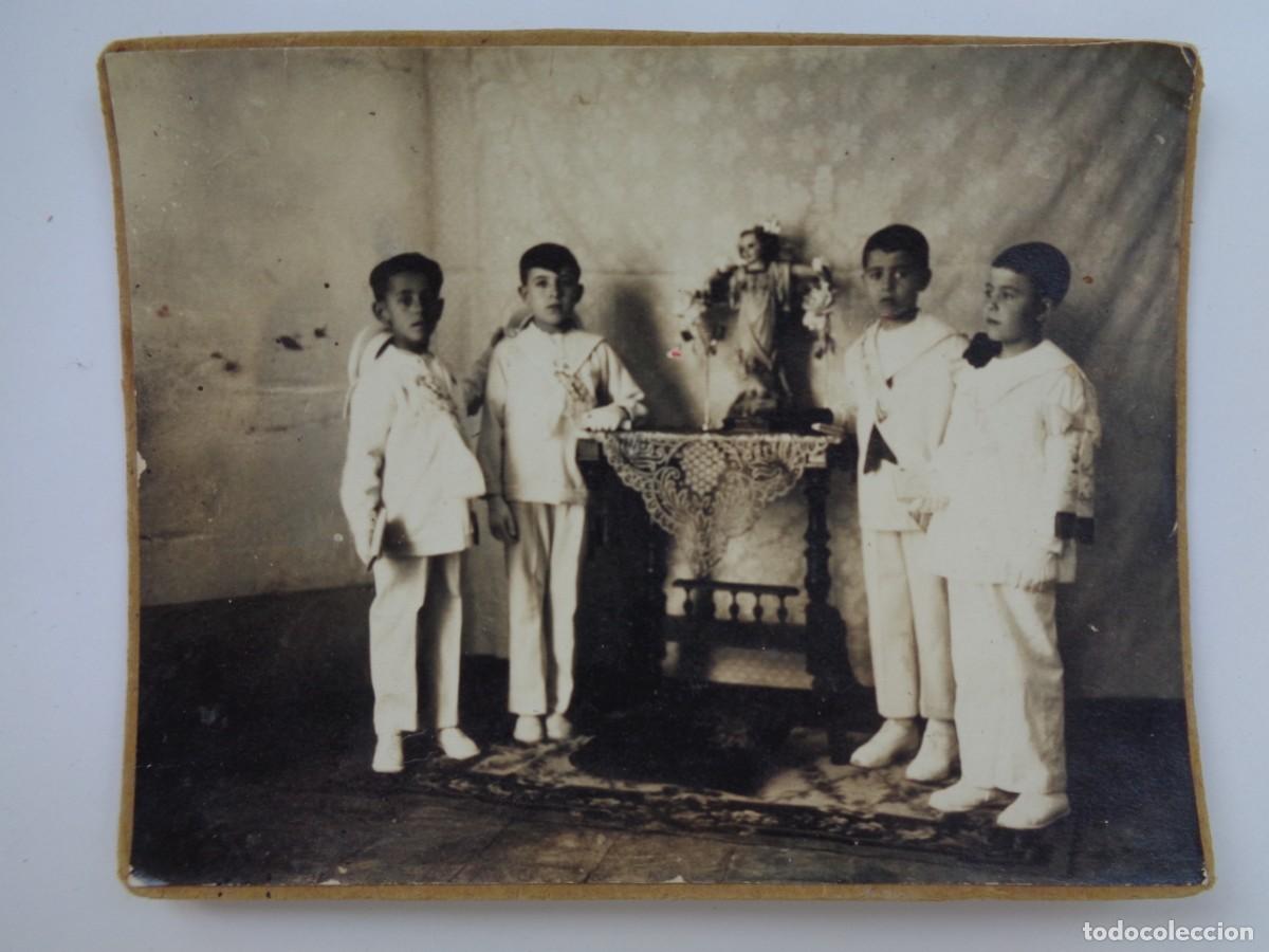 Fotograf&iacute;a antigua: PRECIOSA FOTO DE ESTUDIO DE NI&Ntilde;OS DE PRIMERA COMUNION CON IMAGEN DE NI&Ntilde;O JESUS. PP. SIGLO
