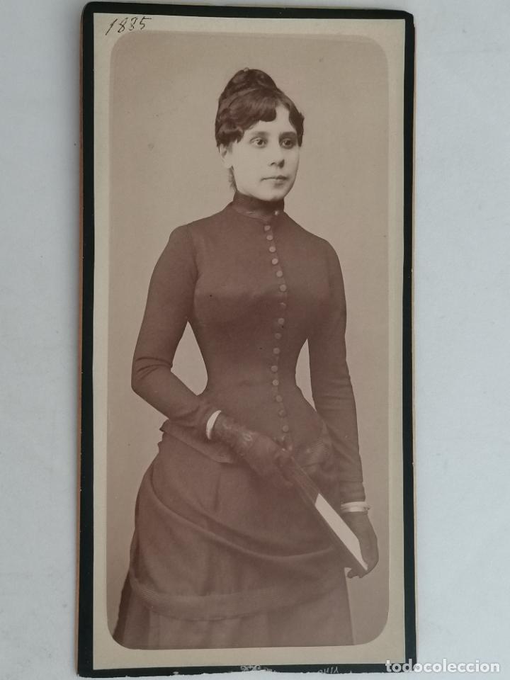 Fotografia antiga: ANTIGUA FOTOGRAFIA DE ESTUDIO, SE&Ntilde;ORITA POSANDO, VESTIDO CERRADO Y ABANICO, ESTUDIO PHOEBUS, LISBOA
