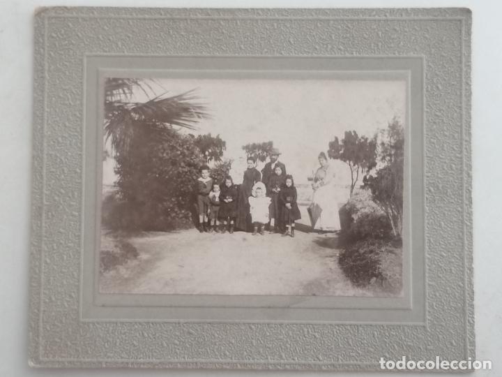 Fotografia antica: ANTIGUA FOTOGRAFIA, FAMILIA POSANDO EN EL JARDIN