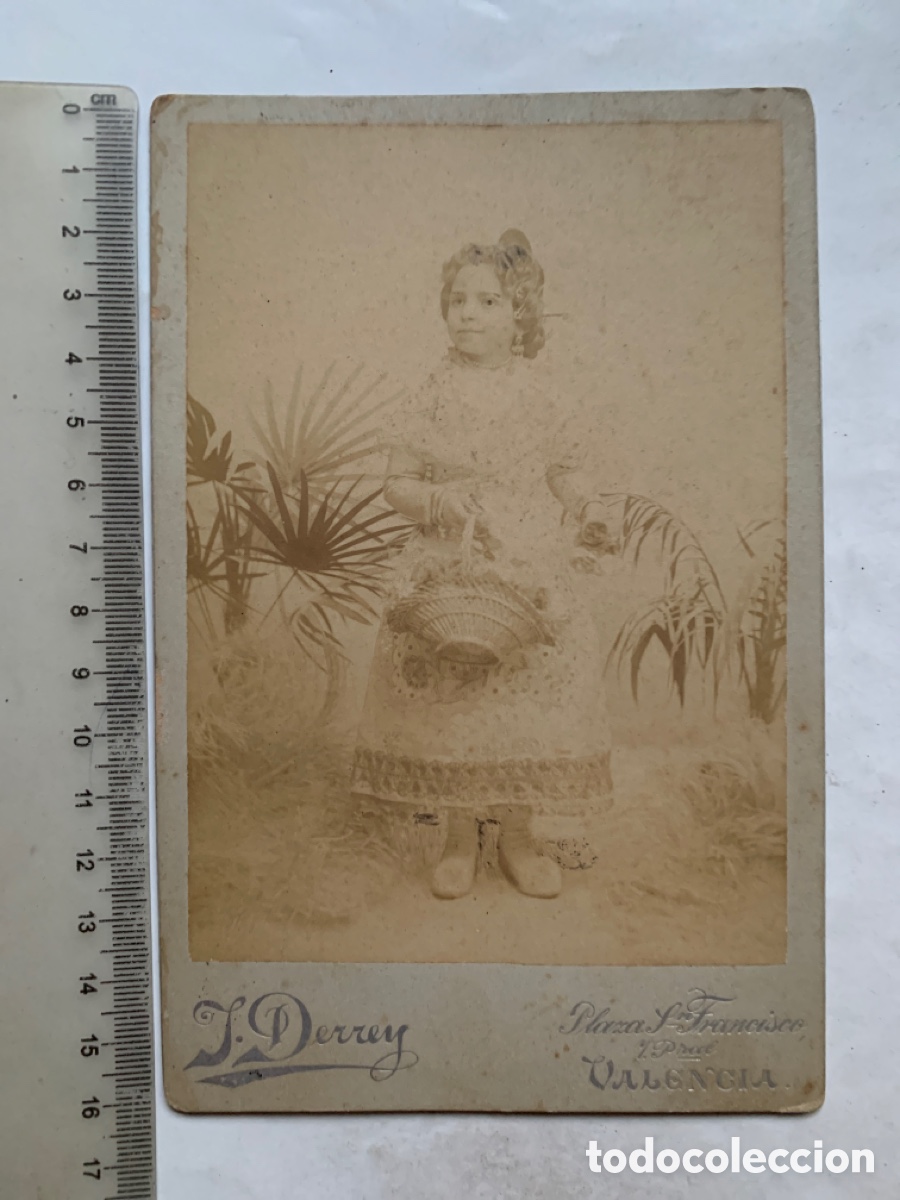 Alte Fotografie: FOTO ALBUMINA. AQUELLAS NI&Ntilde;AS DE ANTA&Ntilde;O CON TRAJE DE VALENCIANA. FALLERA. J. DERREY, FOTOGRAFO.1899.