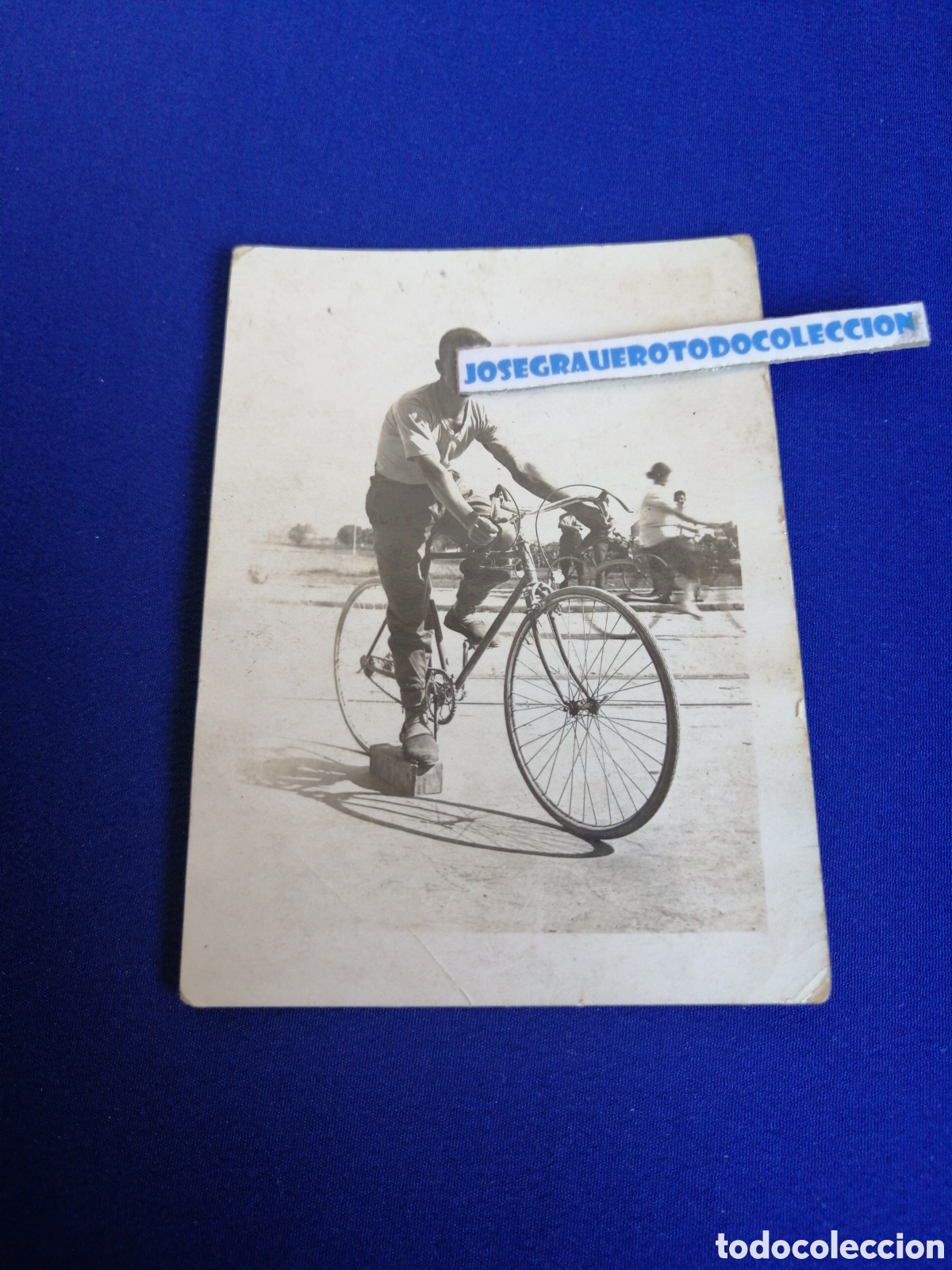Alte Fotografie: BICICLETA ANTIGUA CON CICLISTA MODELO POSANDO FOTOGRAF&Iacute;A ANTIGUA