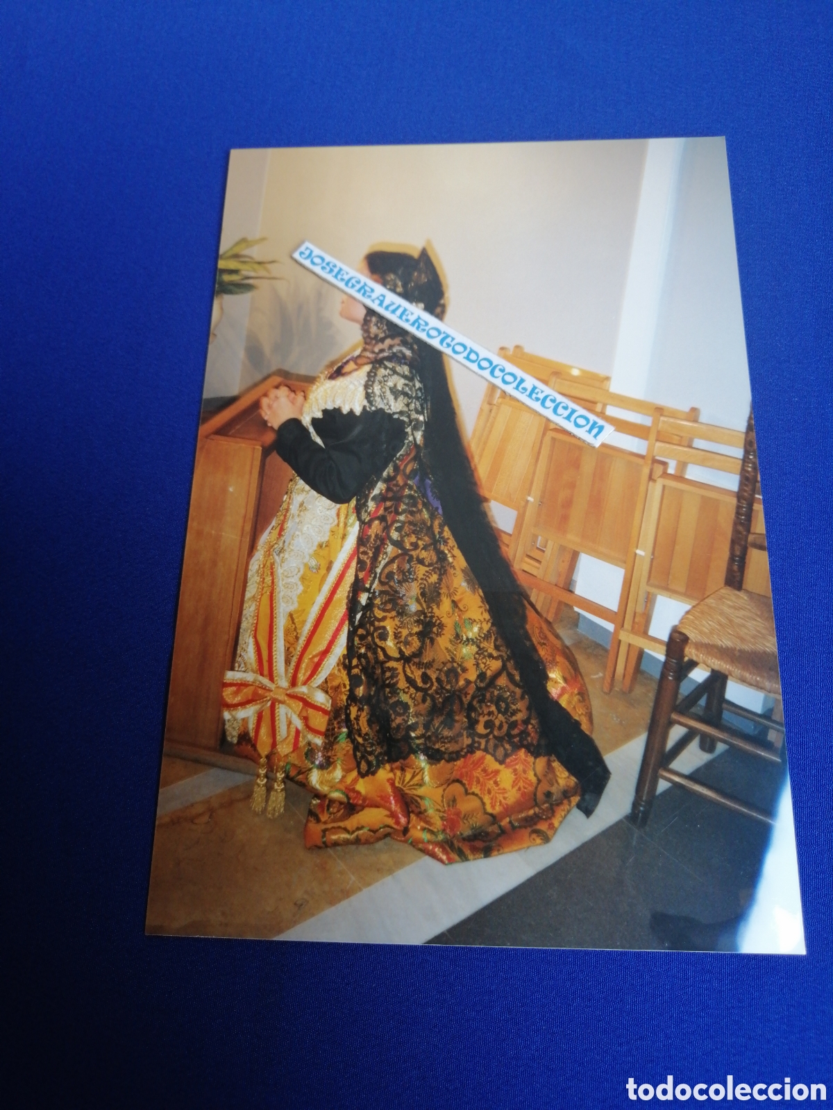 Fotograf&iacute;a antigua: FALLERA MAYOR REZANDO FOTOGRAF&Iacute;A