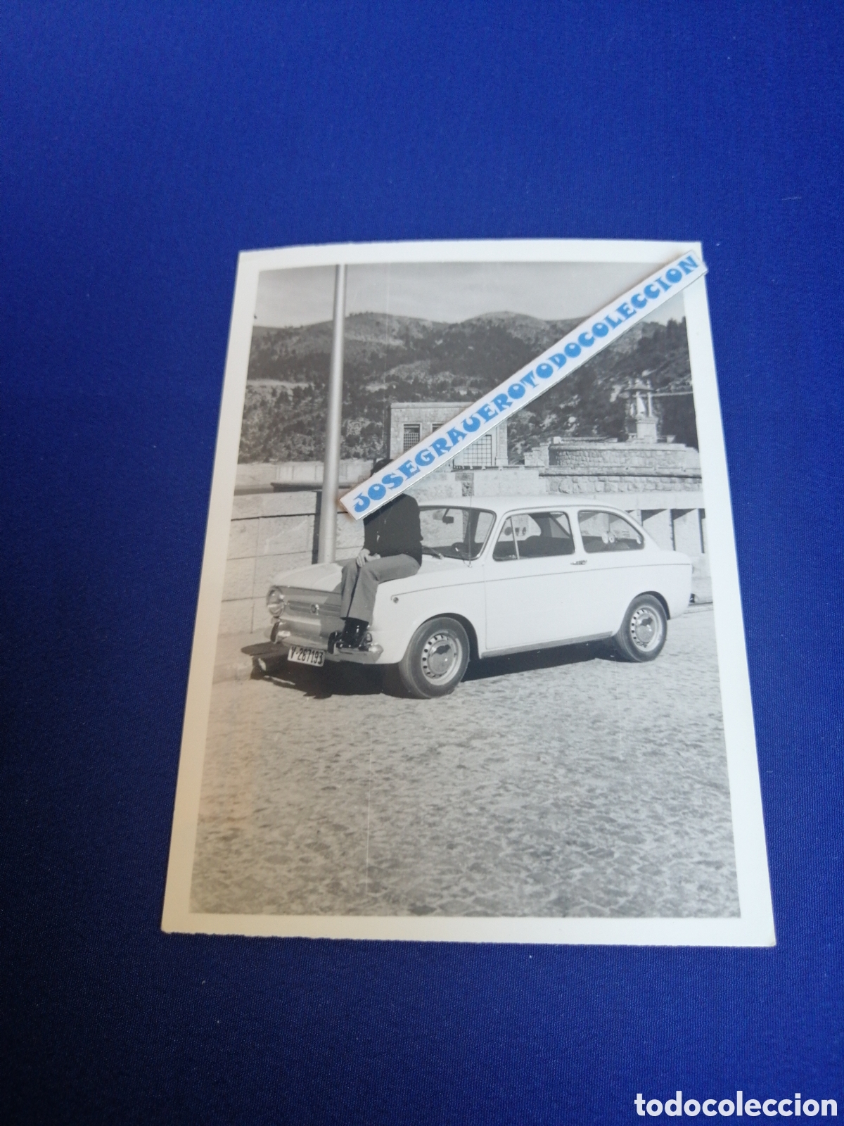Fotografia antica: SEAT 850 CON MODELO FOTOGRAF&Iacute;A