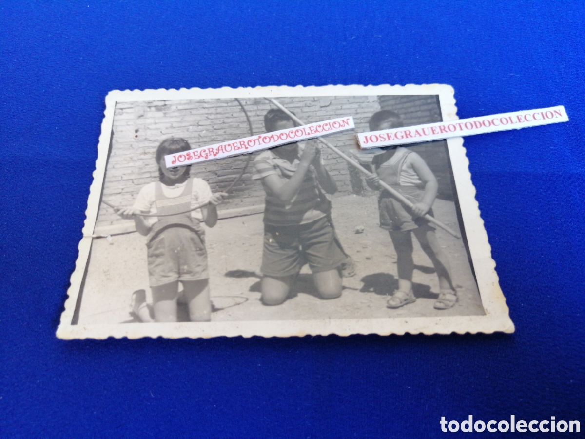 Fotografia antica: NI&Ntilde;OS JUGANDO CON JUGUETES FOTOGRAF&Iacute;A ANTIGUA CON SELLO FOTOGRAFICO