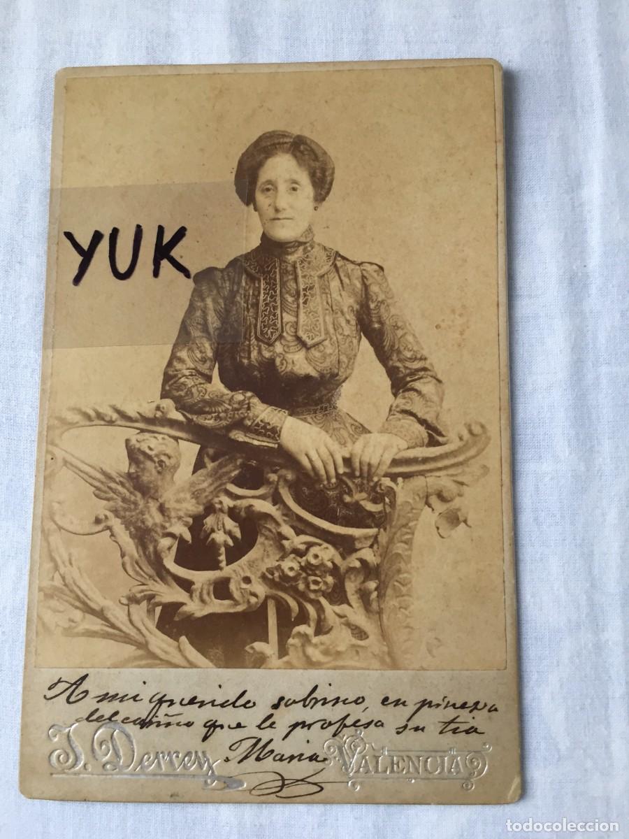 Fotografia antiga: BONITA FOTOGRAFIA ALBUMINA DE MUJER DE VALENCIA EN UN BALCON - 1903 -FOTOGRAFO J. DERREY