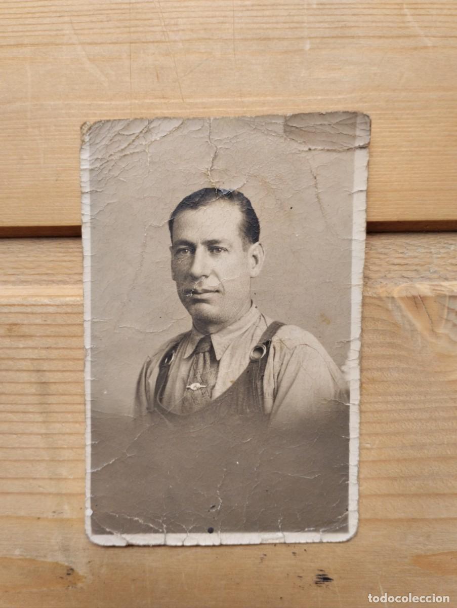 Fotografia antiga: Fotograf&iacute;a antigua de un hombre vestido con un peto y corbata