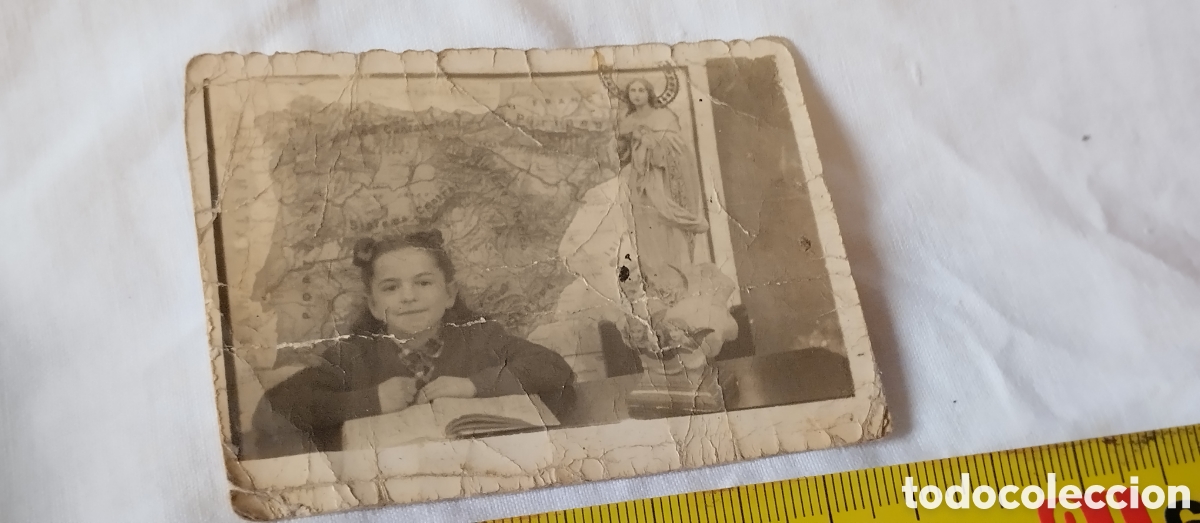 Fotografia antica: FOTO NI&Ntilde;A EN ESCUELA CON MAPA Y VIRGEN. 6x8cm