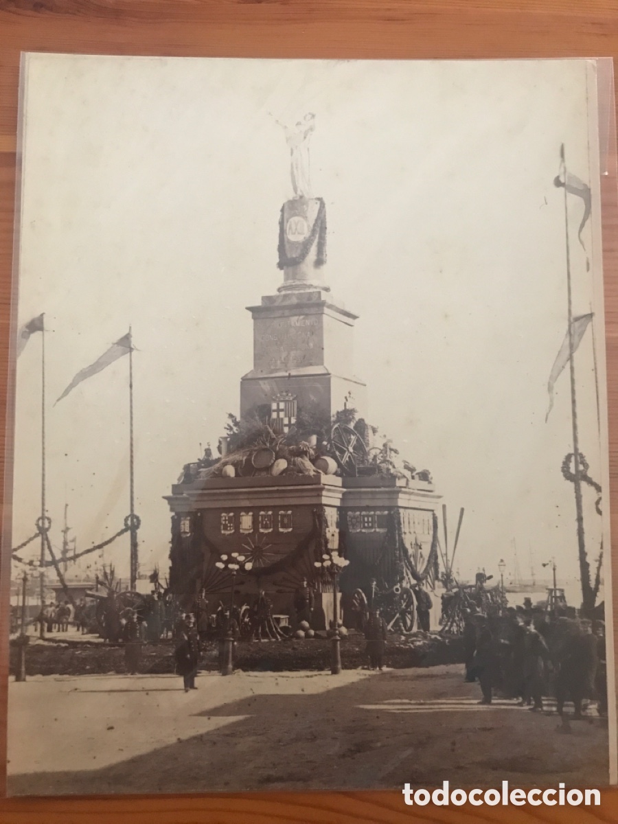 Antique Photography: Fotograf&iacute;a antigua. Monumento Ayuntamiento Constitucional de Barcelona en la Plaza de la Paz.
