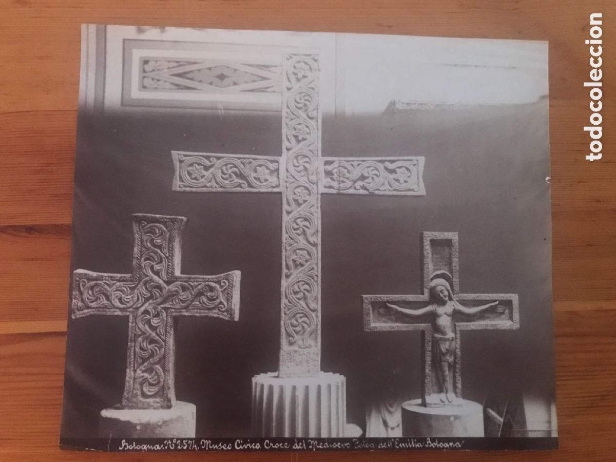 Fotograf&iacute;a antigua: Fotograf&iacute;a antigua. Museo Civico Medievale de Bolonia. Cruces Edad Media.