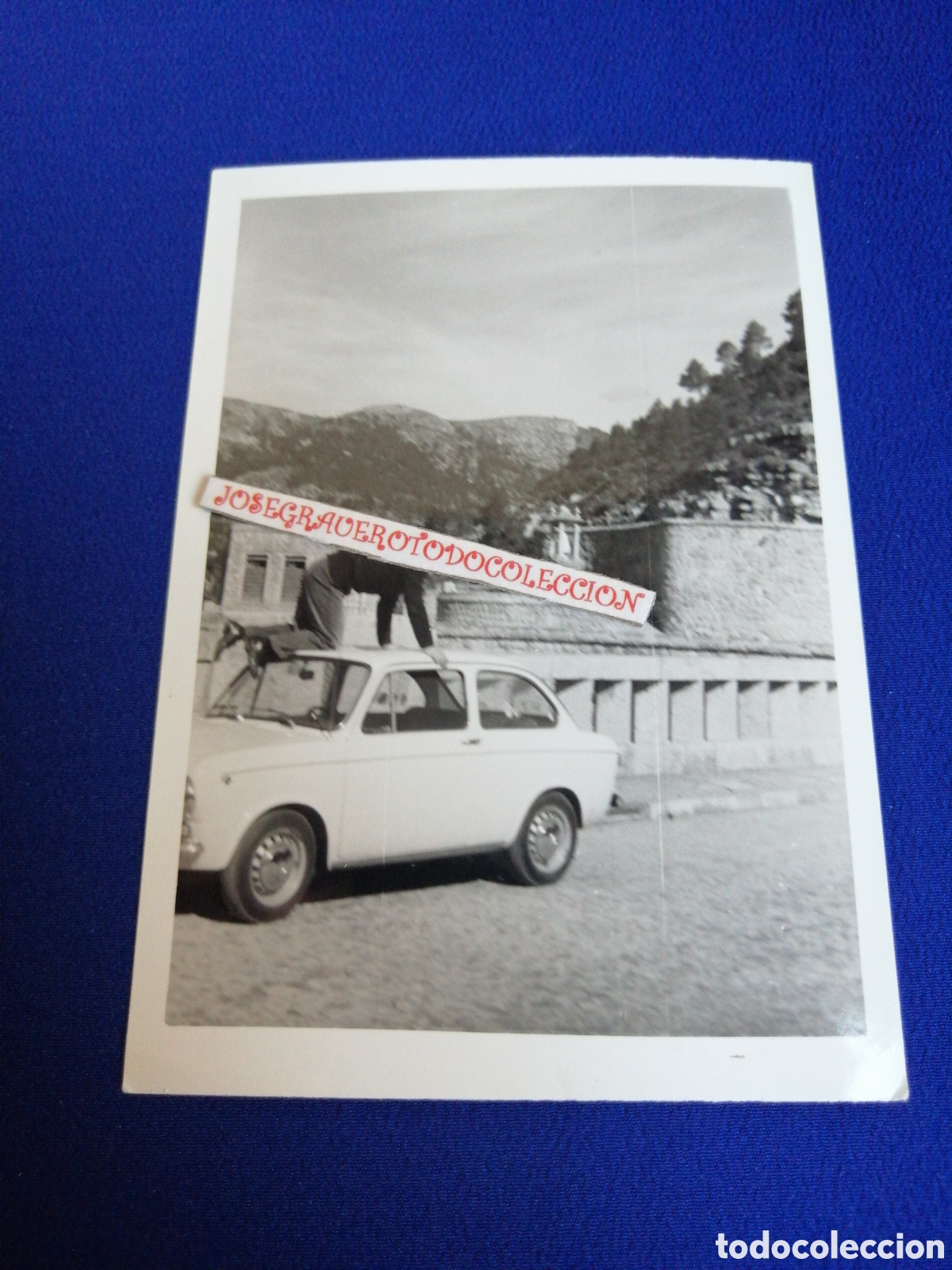 Fotograf&iacute;a antigua: SEAT 850 CON MODELO FOTOGRAF&Iacute;A ANTIGUA