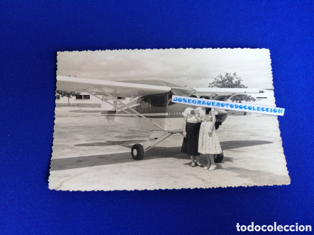 Fotografia antica: AVIONETA CON MODELOS POSANDO FOTOGRAF&Iacute;A ANTIGUA CON SELLO FOTOGRAFICO AEROPUERTO NACIONAL DE MANISES