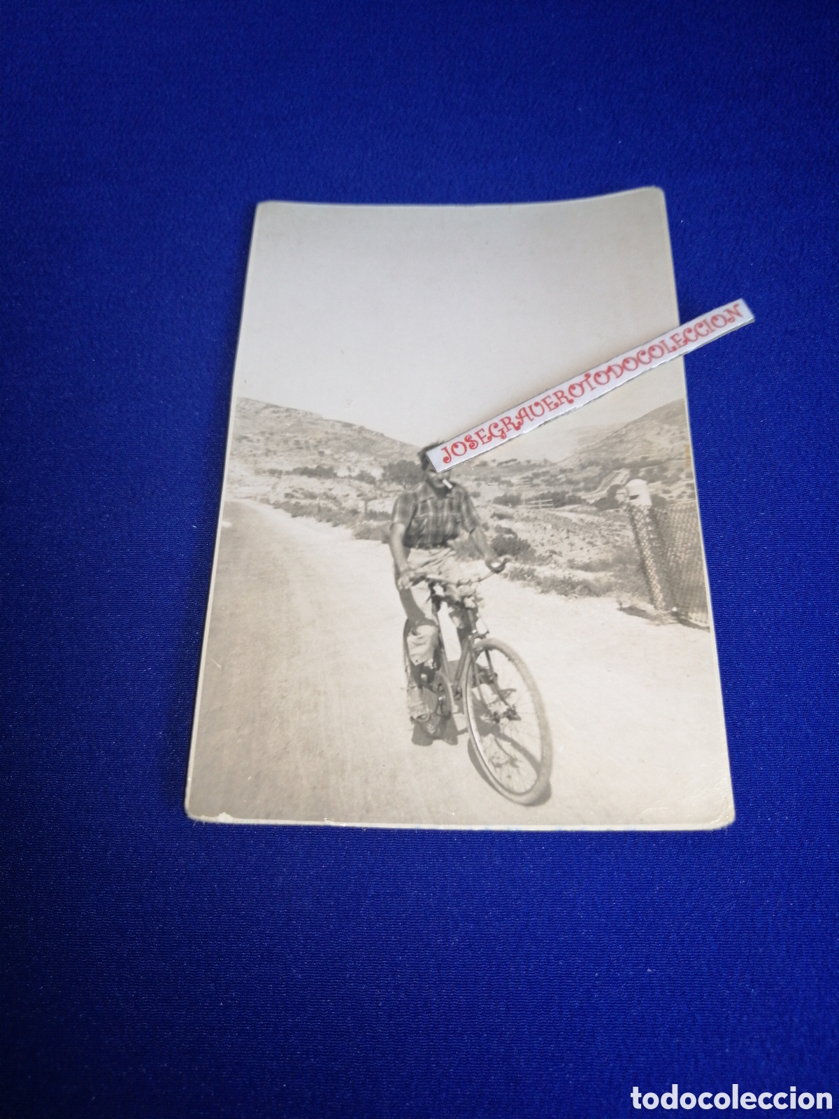 Fotograf&iacute;a antigua: BICICLETA CON J&Oacute;VENES MODELO FUMANDO FOTOGRAF&Iacute;A ANTIGUA