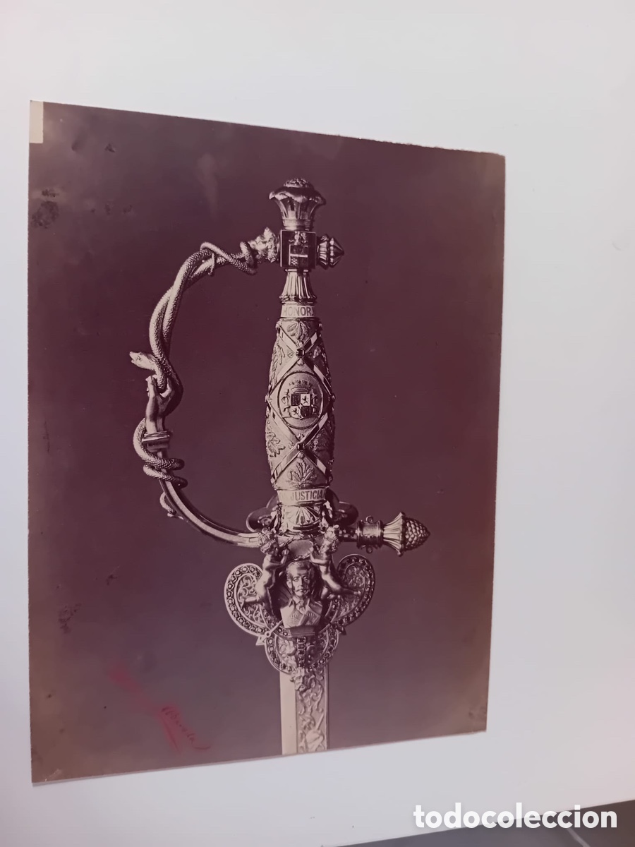 Fotografia antica: Fotograf&iacute;a antigua. Empu&ntilde;adura de espada ornamentada. Honor y Just&iacute;cia. Firmada Albareda.