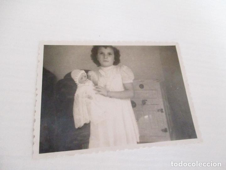 Fotografia antica: ANTIGUA FOTO DE: NI&Ntilde;A CON MU&Ntilde;ECA- MIDE 6X8.5 CM. S/F.