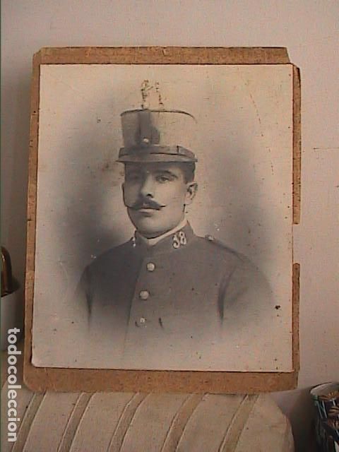 Fotografia antiga: FOTOGRAFIA ALBUMINA, 40'5 x 33'5 CM. SOLDADO DEL 18 REGIMIENTO DE INFANTERIA DE LINEA. 1905-1910.