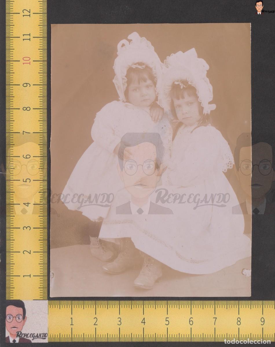 Fotografia antica: DOS NI&Ntilde;AS PEQUE&Ntilde;AS HERMANAS CON VESTIDO BLANCO Y GORRO - FOTO ANTIGUA ESTUDIO CIRCA 1895 ESPA&Ntilde;A