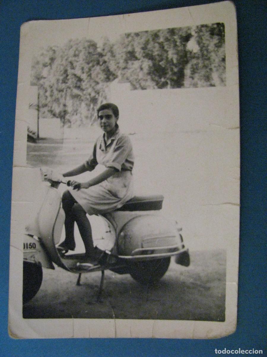Fotograf&iacute;a antigua: FOTOGRAF&Iacute;A DE UNA JOVEN CON LA MOTO, VESPA. 11X7,5 CM.