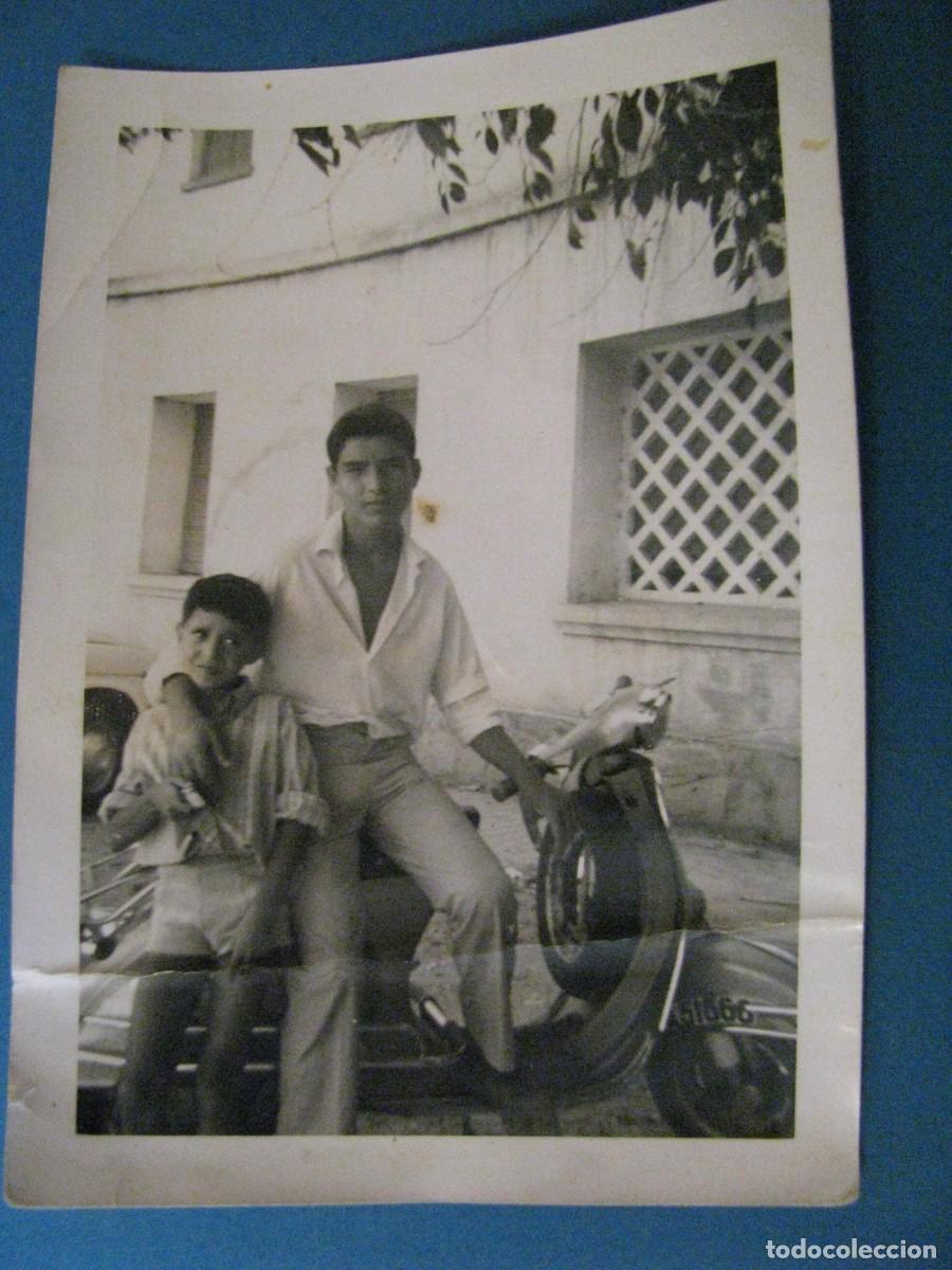 Fotograf&iacute;a antigua: FOTOGRAF&Iacute;A DE NI&Ntilde;OS CON UNA MOTO VESPA. 10,5X7,5 CM.