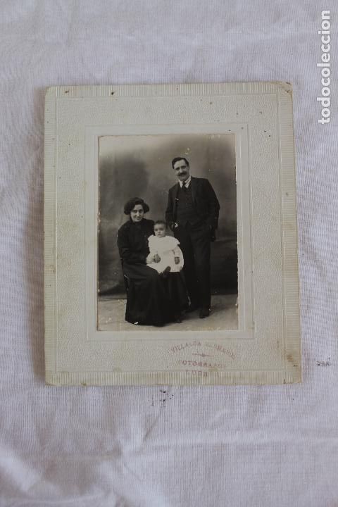 Fotograf&iacute;a antigua: PADRES CON HIJO, FOTOGRAFO VILLALBA HERMANOS, LUBRIN