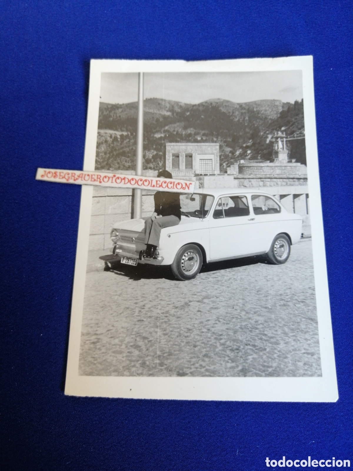 Alte Fotografie: SEAT 850 CON MODELO EN CAPO FOTOGRAF&Iacute;A ANTIGUA