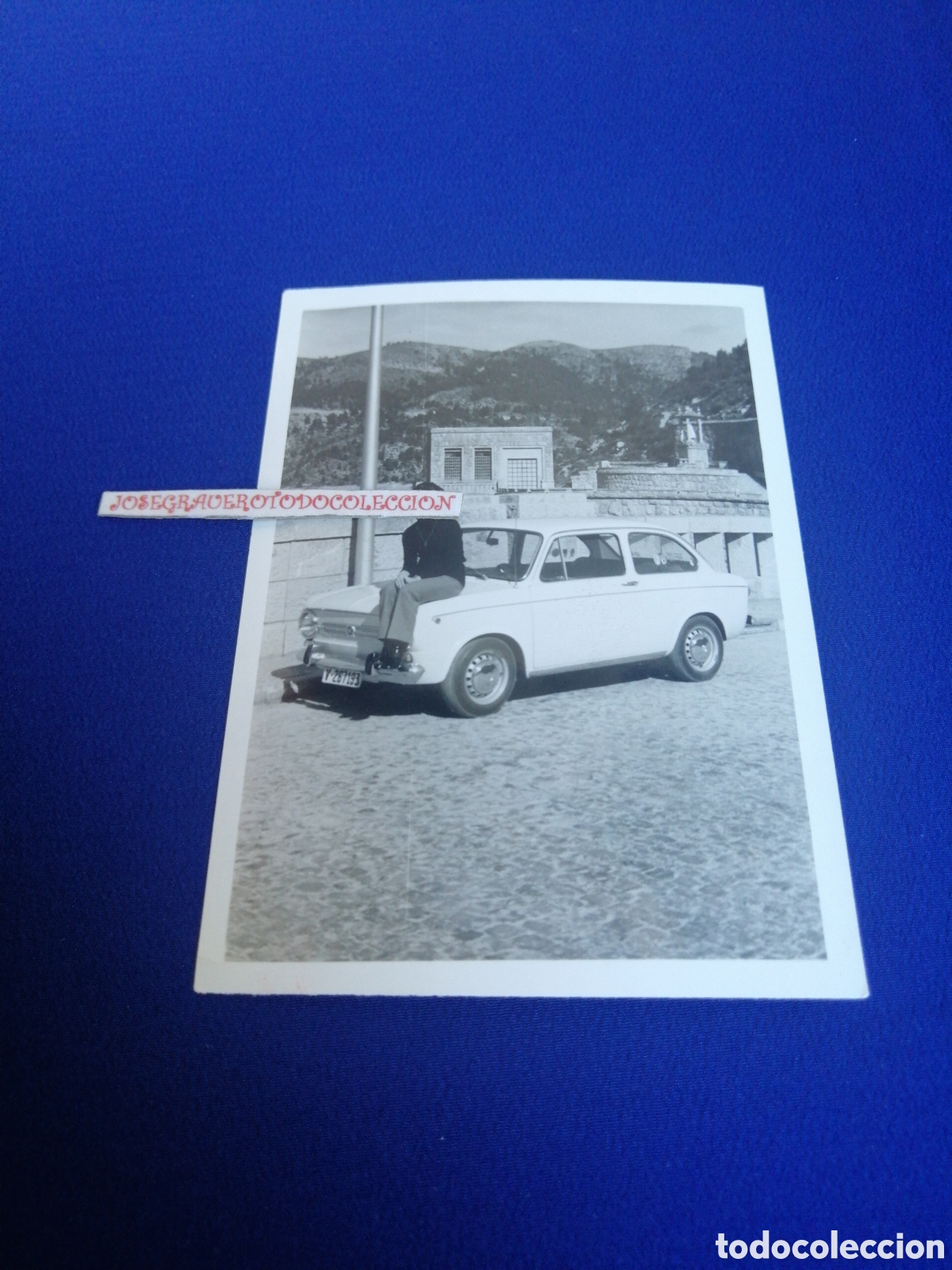 Fotografia antica: SEAT 850 CON MODELO FOTOGRAF&Iacute;A ANTIGUA