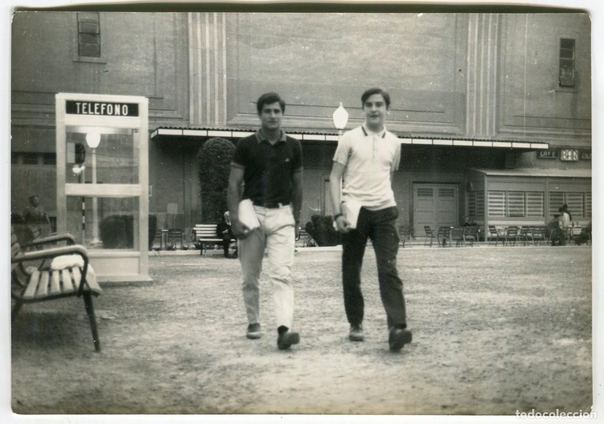 Antique Photography: TORTOSA, PLAZA ALFONSO XII, CINE COLISEUM FOTOGRAFIA DE DOS MUCHACHOS, EN REVERSO VERANO DE 1967