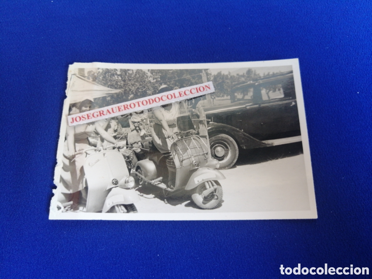 Fotograf&iacute;a antigua: VESPA CON MUJERES MODELOS FOTOGRAF&Iacute;A ANTIGUA