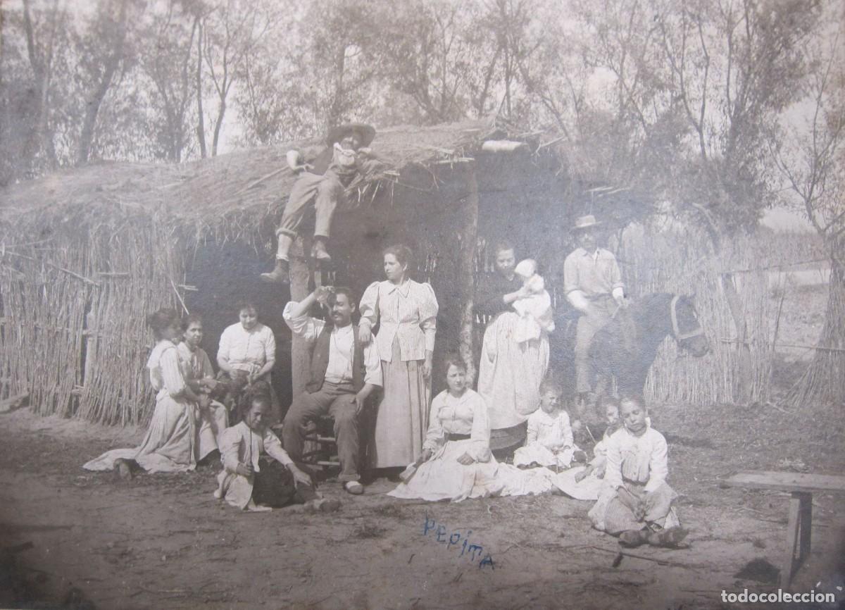 Fotografia antica: ANTIGUA FOTOGRAFIA FAMILIAR EN UNA CABA&Ntilde;A. CABALLO. HACIA 1900. FOTO 16,5X22,5 CM. SOPORTE 24,5X32,5