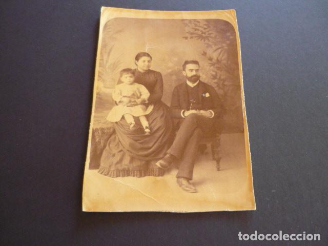 Fotografia antica: RETRATO FAMILIAR HACIA 1875 ANTIGUA ALBUMINA 14 X 9,5 CM